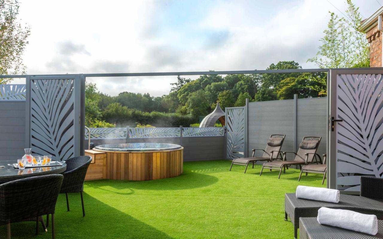 Lion Quays Resort Chirk Exterior photo