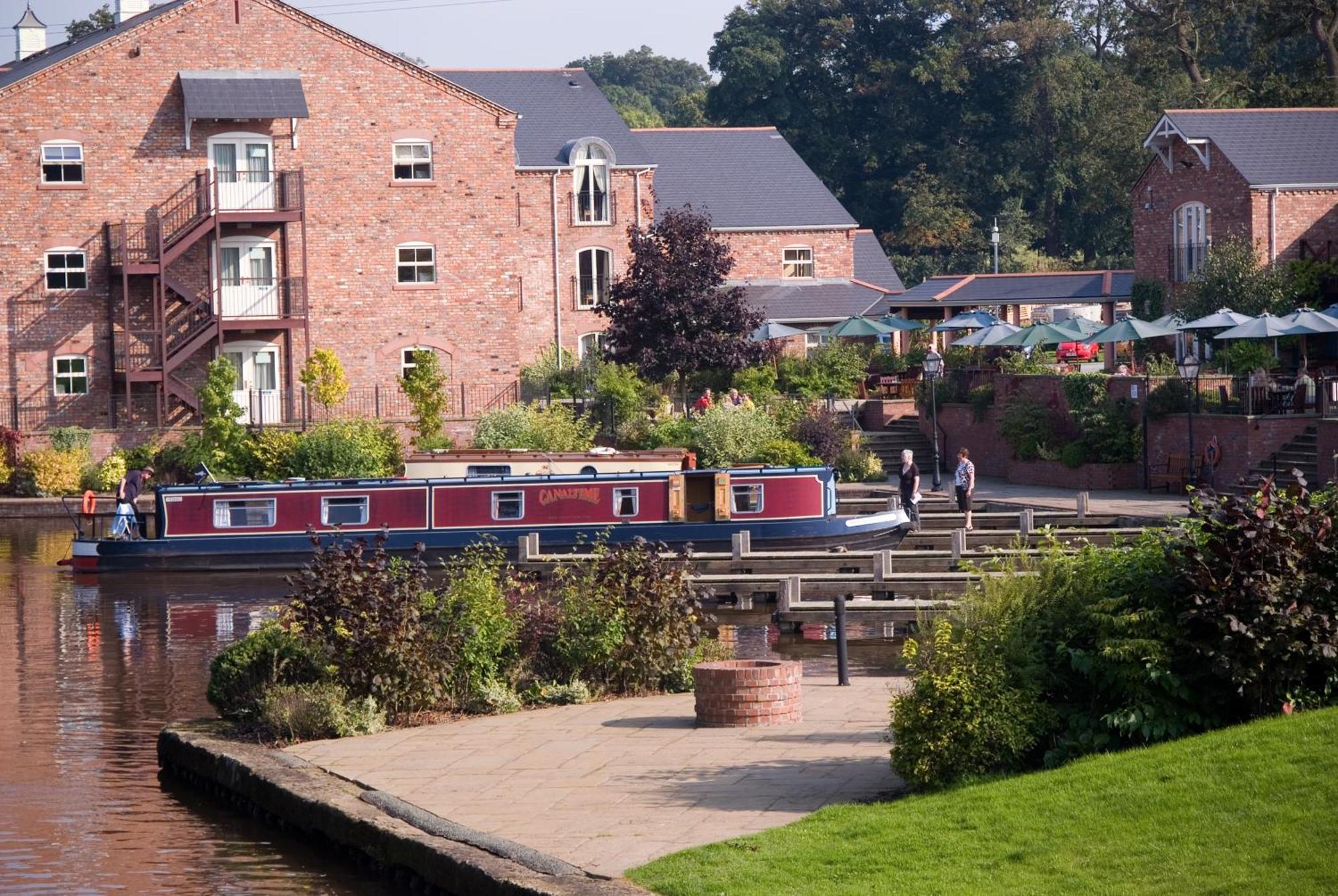 Lion Quays Resort Chirk Exterior photo